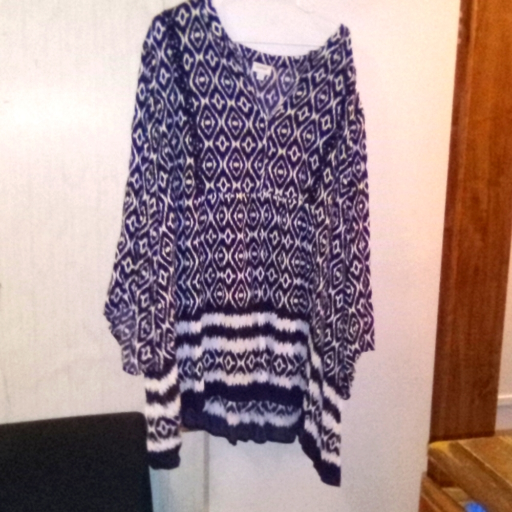 Avenue black and white blouse size 30/32